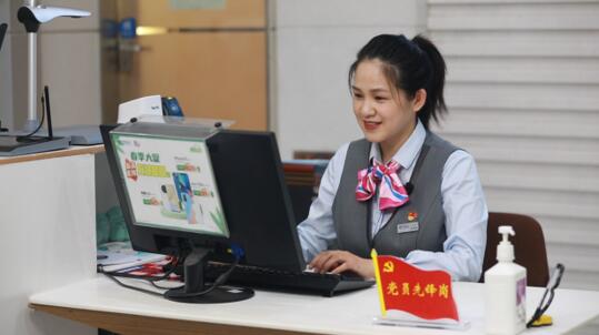 北京电信劳模“女子天团”：客户服务“行走的招乐鱼官网牌”(图2)