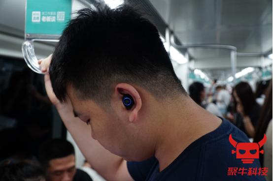 ��������JBL FREE����ױ�С����Ȼ����һ������