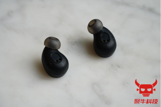 ��������JBL FREE����ױ�С����Ȼ����һ������