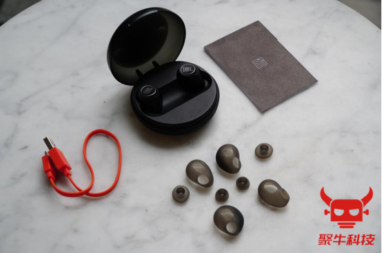 ��������JBL FREE����ױ�С����Ȼ����һ������