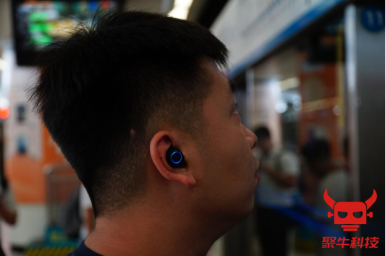 ��������JBL FREE����ױ�С����Ȼ����һ������