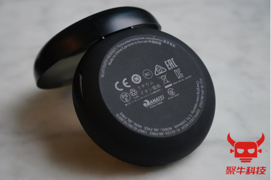 ��������JBL FREE����ױ�С����Ȼ����һ������