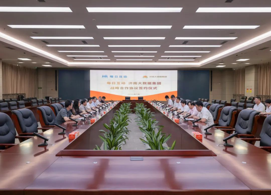 签约现场,潘世英介绍了济南大数据集团的战略定位与业务布局。他表示,济南大数据集团正全力推进济南城市可信数据空间、数算法流通服务平台等重大项目建设。此次合作将依托双方在智慧城市、数据流通等领域的资源互补性,加速数据要素从汇聚治理到应用交易的全链条生态构建。